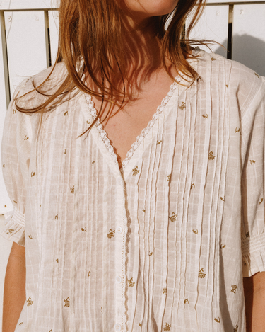 Indi & Cold : Short Sleeved Elastic Shirt - Ecru
