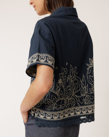 Indi & Cold : Shirt with Contrast Embroidery - Navy