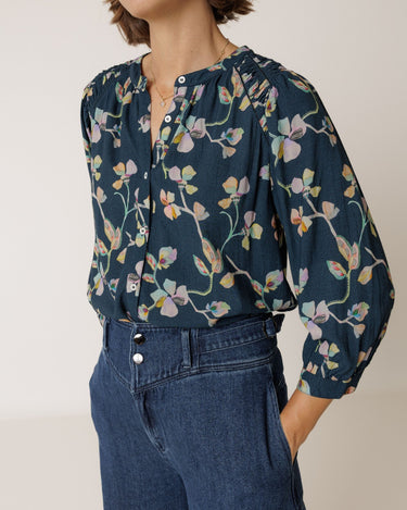 Indi & Cold : Ruched Detail Shirt - Navy